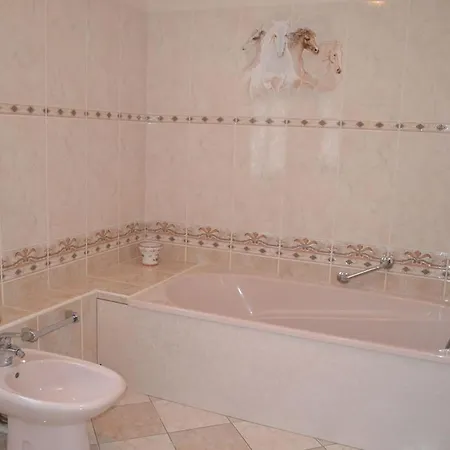 Holiday home Familial 10 Pers. Avec Piscine, Jardin Clos Et Equipements Pour Handicap, A Esse. - Fr-1-653-111